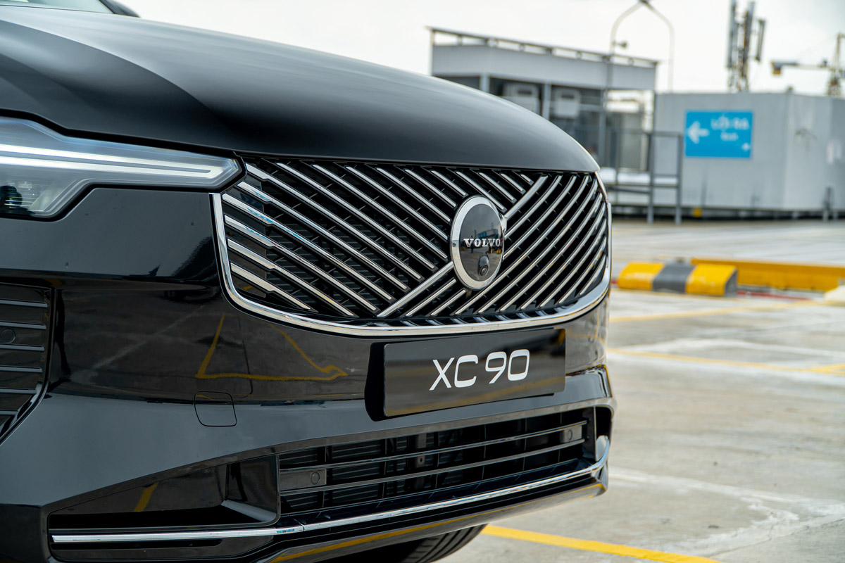 Ảnh chụp lưới tản nhiệt phía trước của Volvo XC90 Ultra 2026